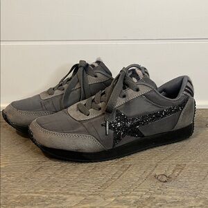 Very G Vintage Gray Star Sneakers - Size 6.5